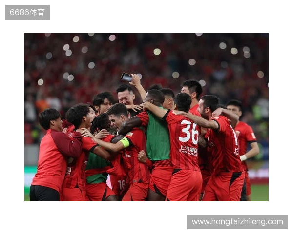 三连冠！上海海港加冕2025赛季中超冠军，摘下队史中超第四星